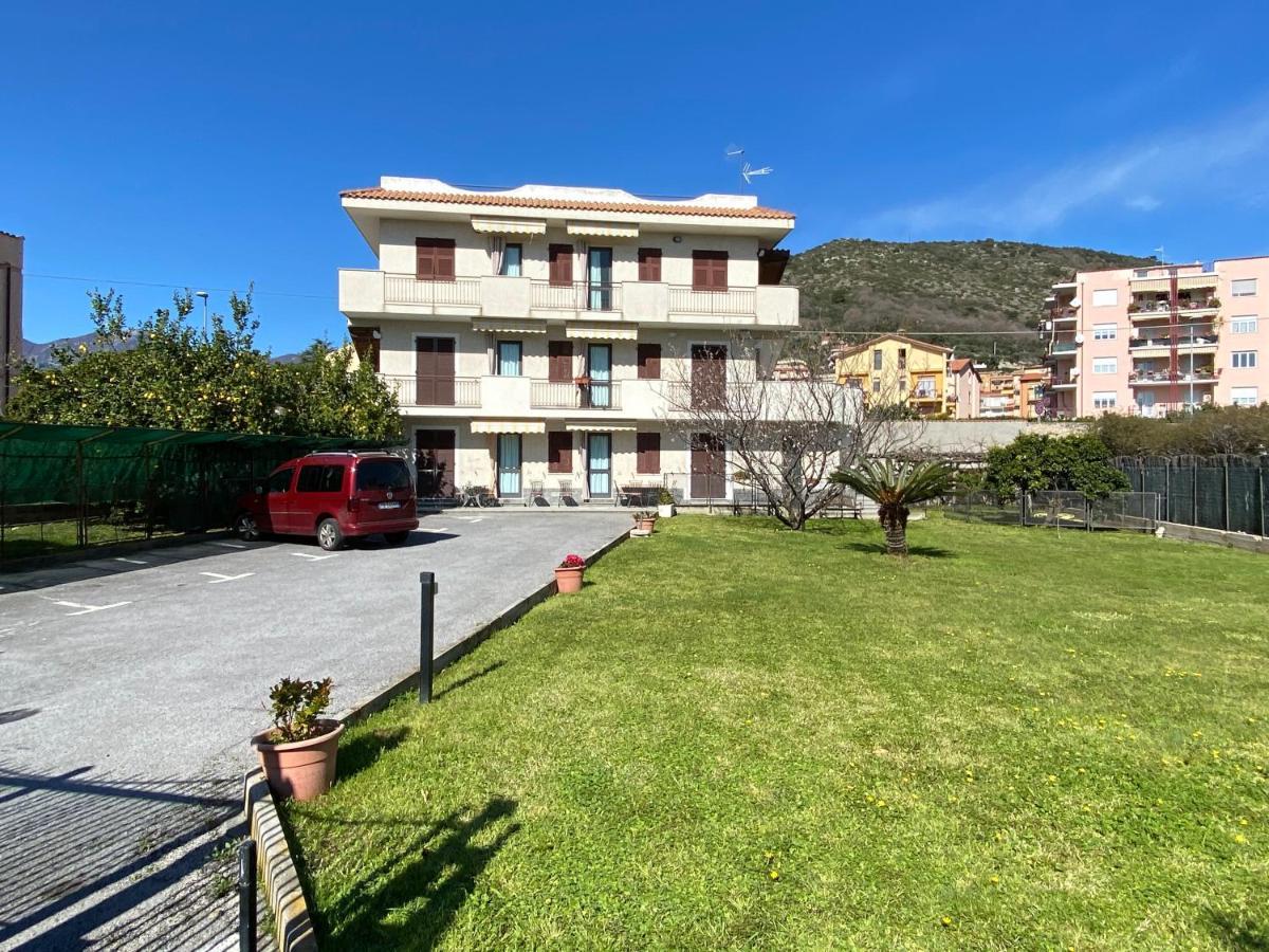 I Fiori Di Pietra Aparthotel Пиетра Лигуре Екстериор снимка