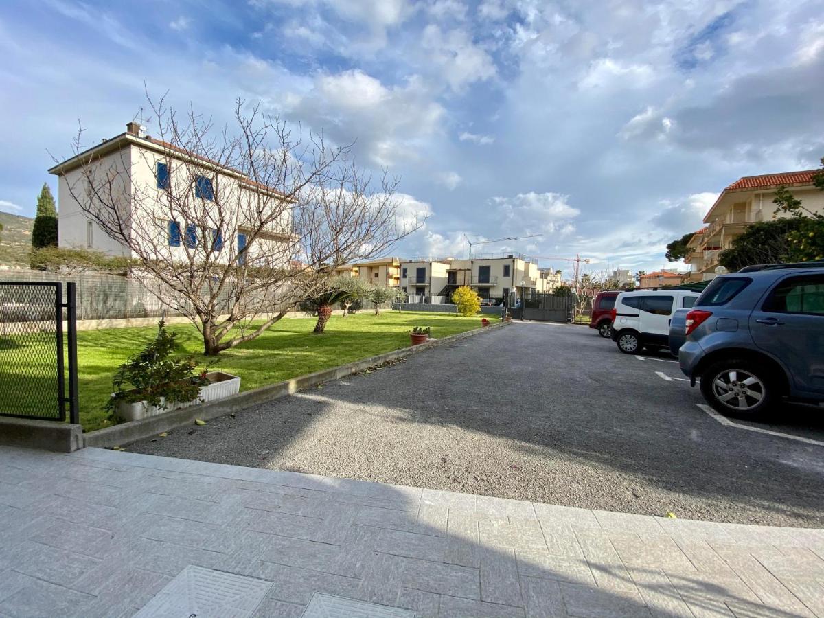 I Fiori Di Pietra Aparthotel Пиетра Лигуре Екстериор снимка