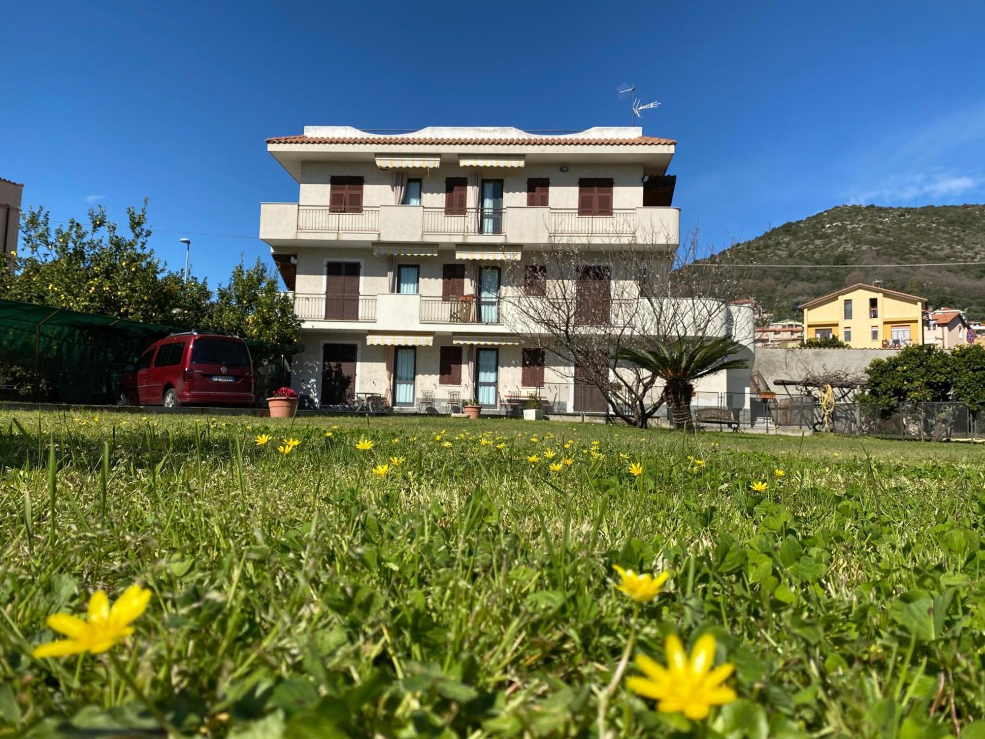 I Fiori Di Pietra Aparthotel Пиетра Лигуре Екстериор снимка