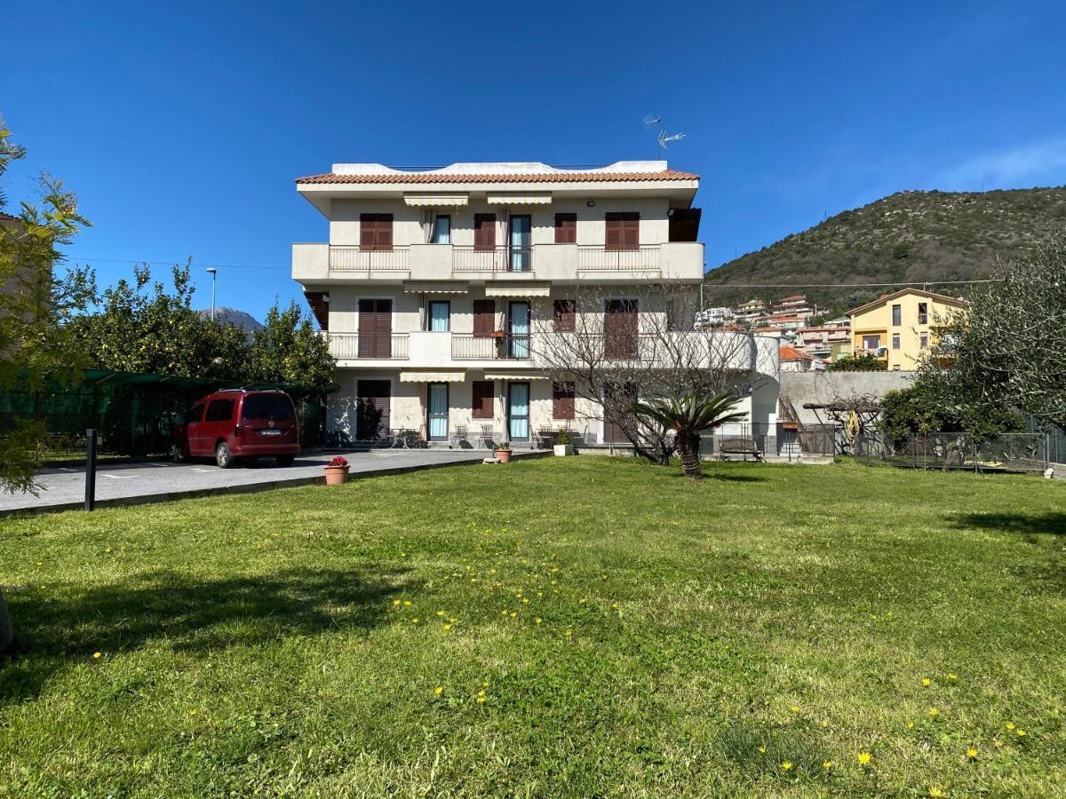 I Fiori Di Pietra Aparthotel Пиетра Лигуре Екстериор снимка