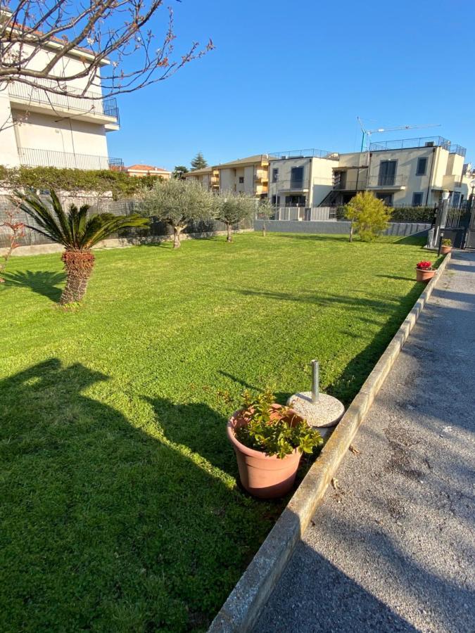 I Fiori Di Pietra Aparthotel Пиетра Лигуре Екстериор снимка