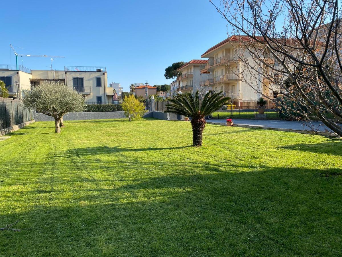 I Fiori Di Pietra Aparthotel Пиетра Лигуре Екстериор снимка